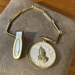 Vintage Gold Tone Catholic Serenity Prayer Hands Medal On Pocket Chain Clip